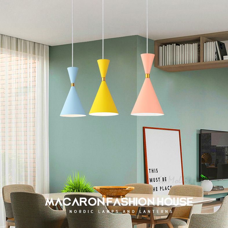 Lampada a sospensione in alluminio conico Macaron a 1 ciuffa a sospensione per sala da pranzo
