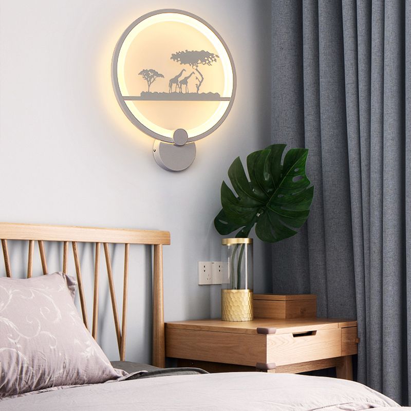 Unique Shape Metal Wall Light Modern Style 1-Light Wall Mounted Light Fixture in White