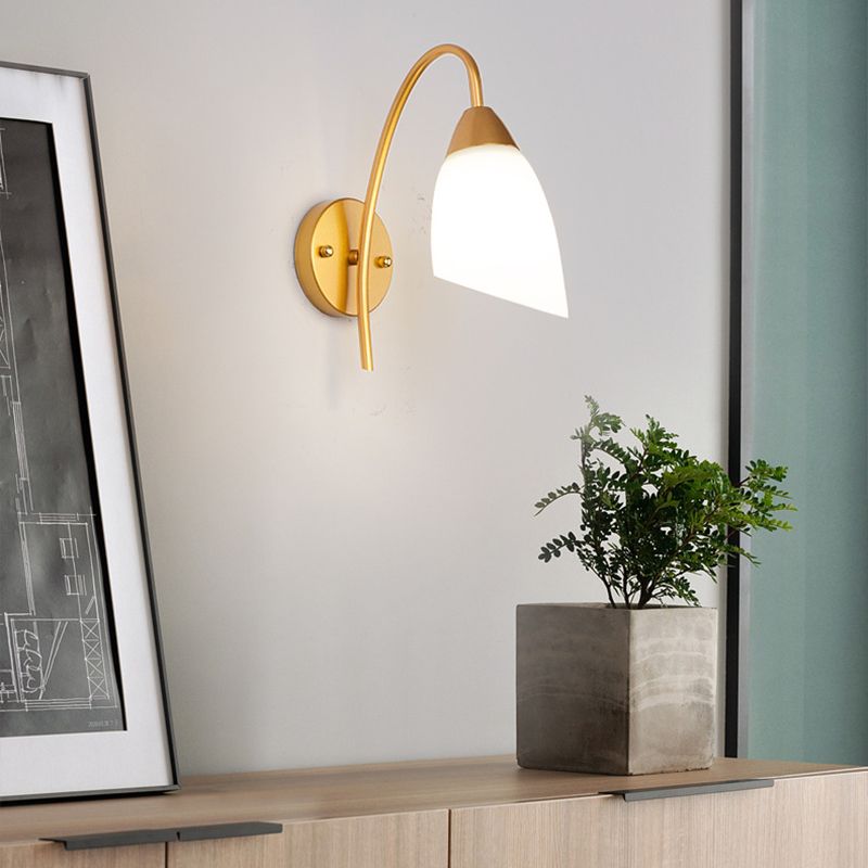 Lámpara de pared de una luz de vidrio blanco de estilo simple para el dormitorio