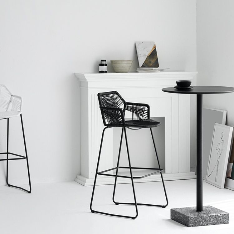 Modern Footrest Bar Stool Plastic Armed Stool with Metal Base