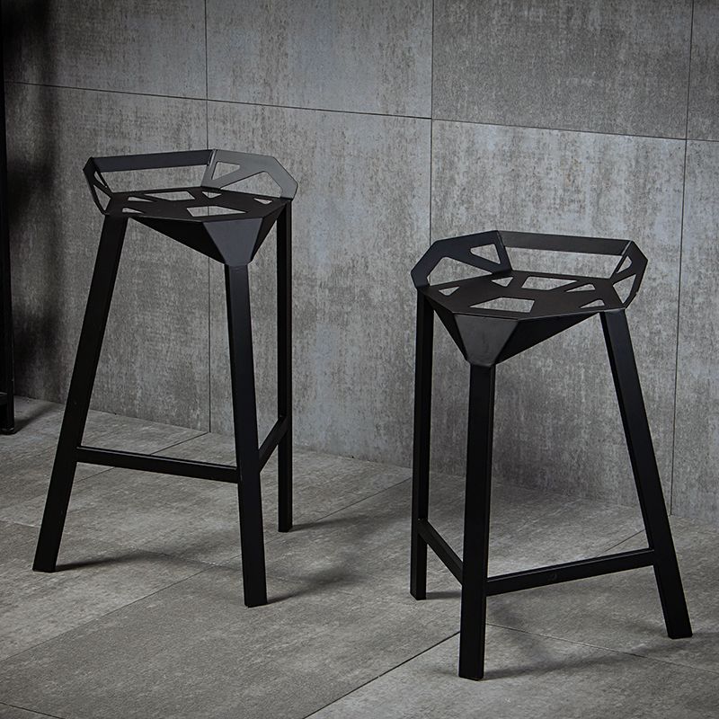Tabouret de bar à dossier bas en fer noir, tabouret haut de conception creuse de style industriel