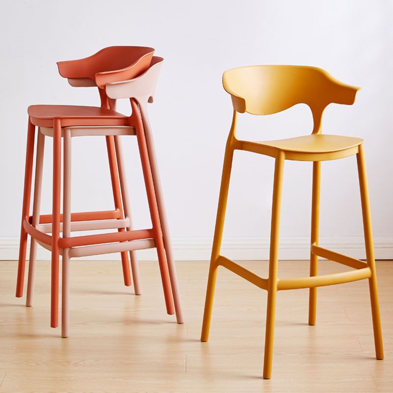 Tabouret de bar nordique à dossier bas en plastique, haut empilable d'intérieur avec siège en selle