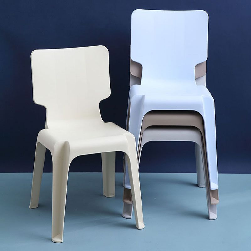 El plástico contemporáneo que cena el lado preside la silla apilable sin brazos de la parte posterior sólida