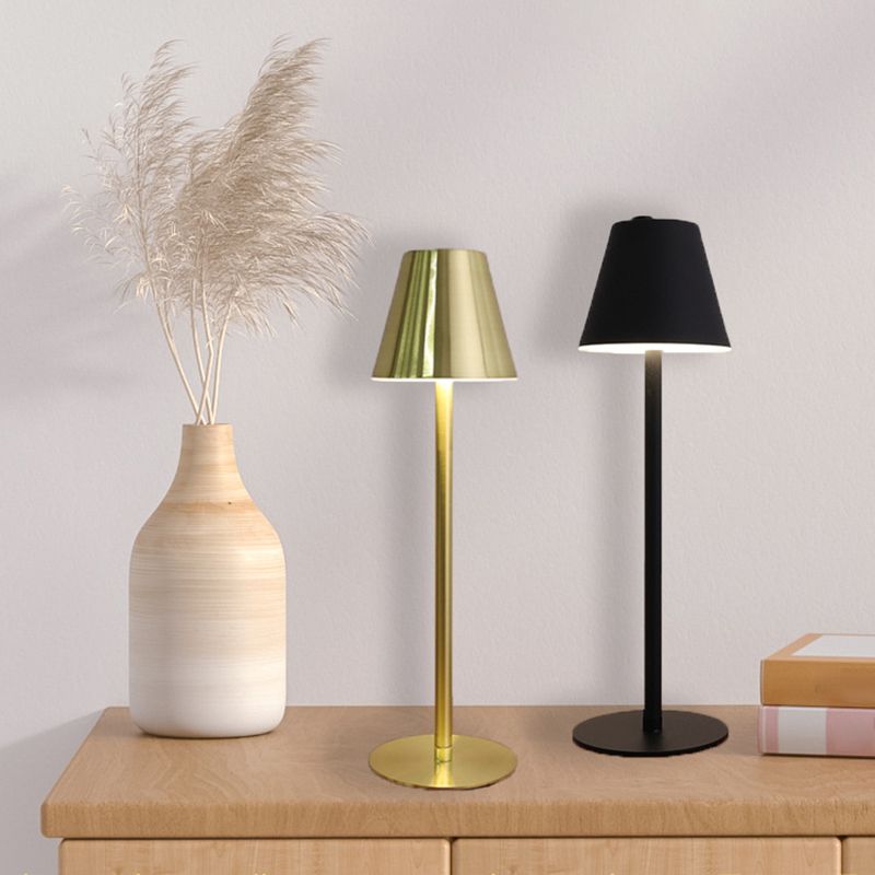 Lampada da tavolo contemporanea a 1 luce a cono in metallo a LED Light per sala da pranzo
