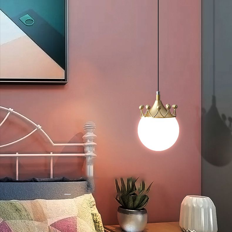 Luz colgante de estilo de lujo de 1 luz, lámpara de lámpara de globo de vidrio blanco con corona