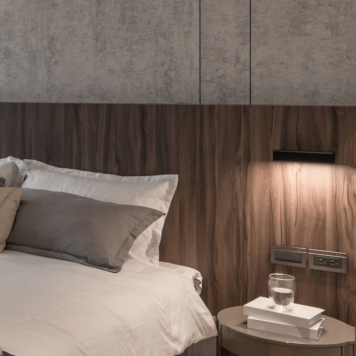 Luz de pared giratoria LED de aluminio en una lámpara de pared acrílica de estilo conciso moderno para dormitorio