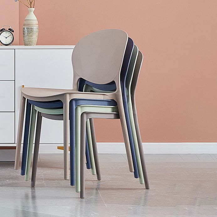 Silla lateral de plástico contemporánea, silla lateral de comedor apilable sin brazos con respaldo abierto