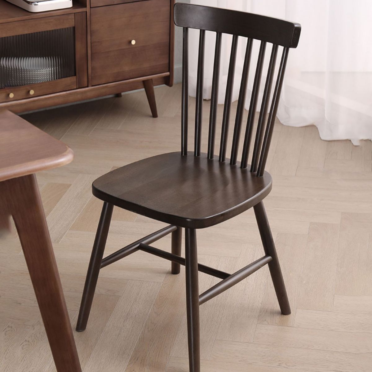 Sedia da sala da fuoco in legno scandinavo.