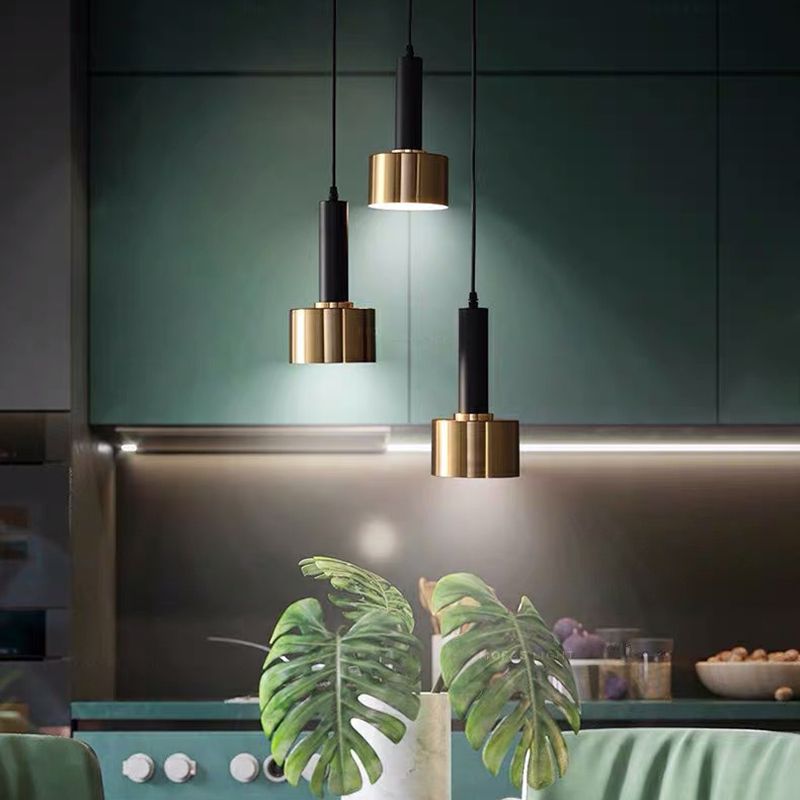 Luce a sospensione in cilindroide nera e oro in ferro battuto in ferro di lusso moderno