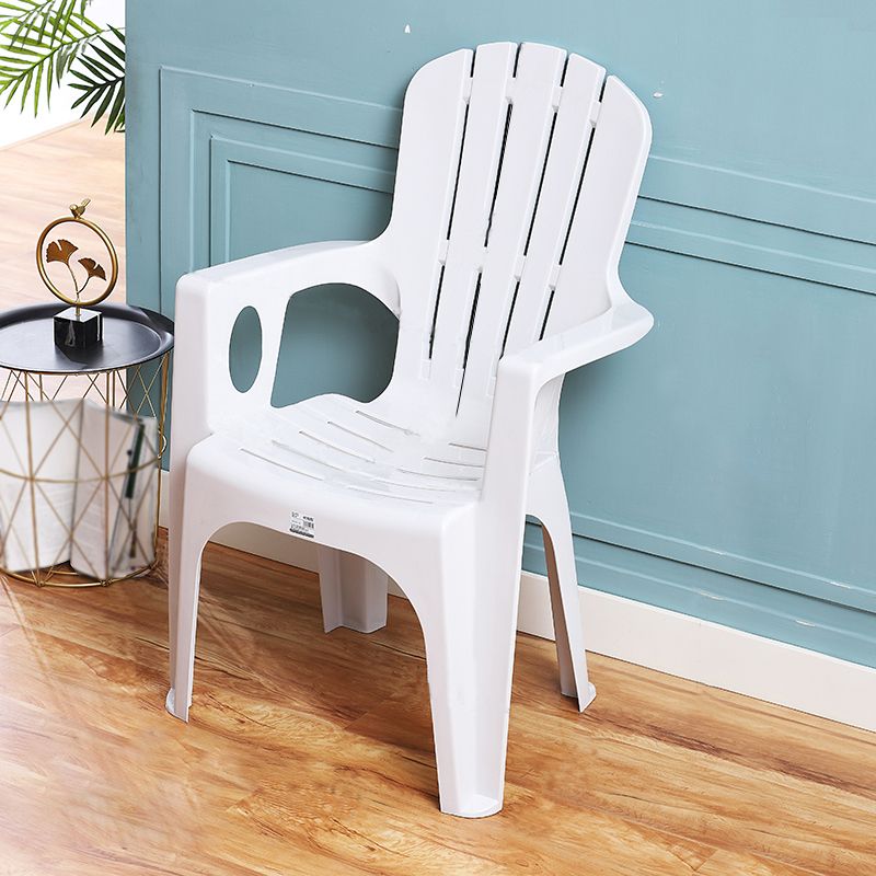 El estilo minimalista que cena el brazo preside la silla lateral apilable del listón plástico para el uso en el hogar