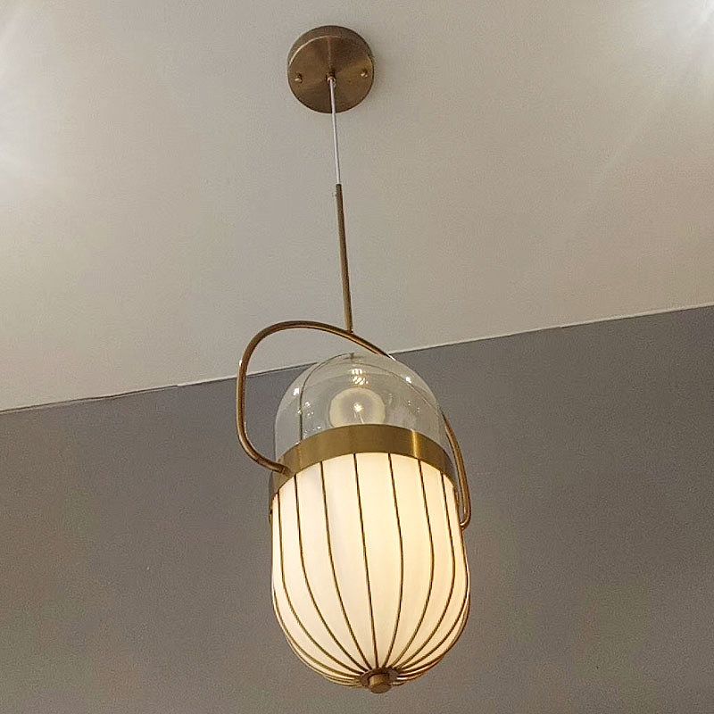 Postmoderne Pillenkapsel Anhängerlampe klar und weißes Glas 1 Kopf Esszimmer Hanging Deckenleuchte in Gold