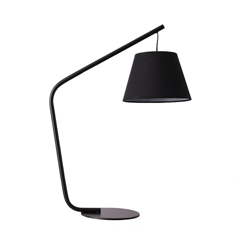 Lampada da tavolo moderna in tessuto conico con 1 lampadina da comodino in nero con braccio curvo per camera da letto