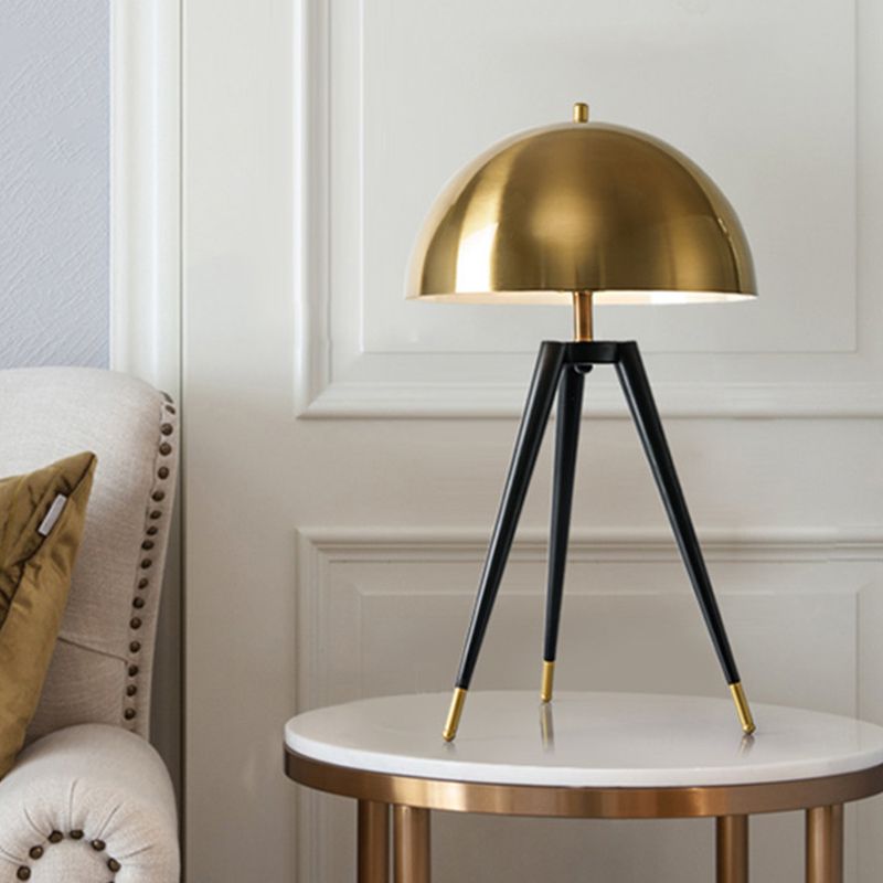 Gouden afwerking Dome tafellamp Hedendaagse 1-lichts metalen tafellamp met statief voor woonkamer