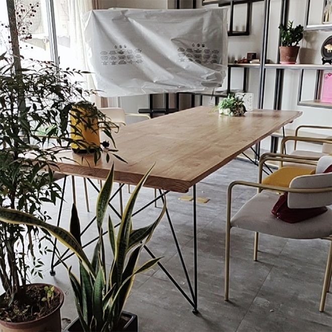 Mesa de comedor de color rectángulo de madera Mesa de madera maciza con 4 patas