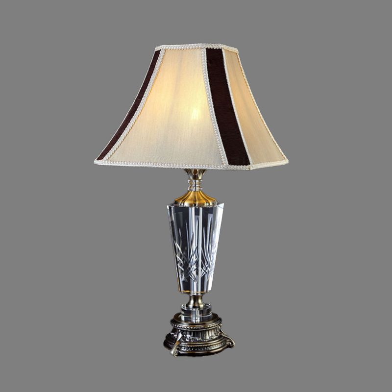 Fabric Bell tafellamp moderne beige bureaulamp met 1 kop en gebeeldhouwde bronzen metalen voet