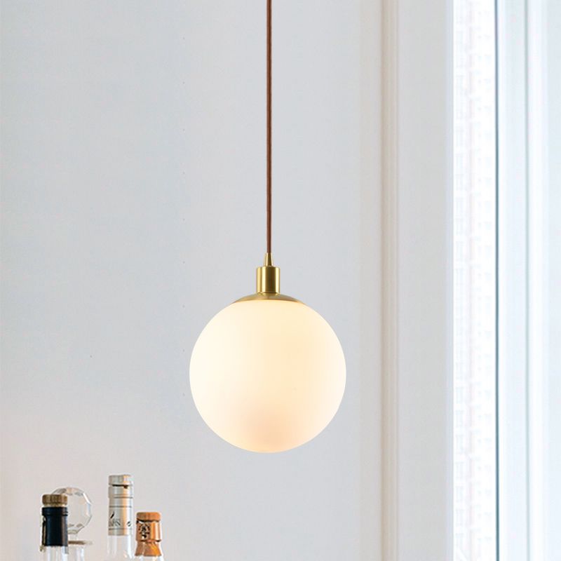Zugesperrte weiße Glasballkugel anheitige Beleuchtung einfach 1 Licht 6 "/8"/10 "Weite Messing Suspension Deckenlampe