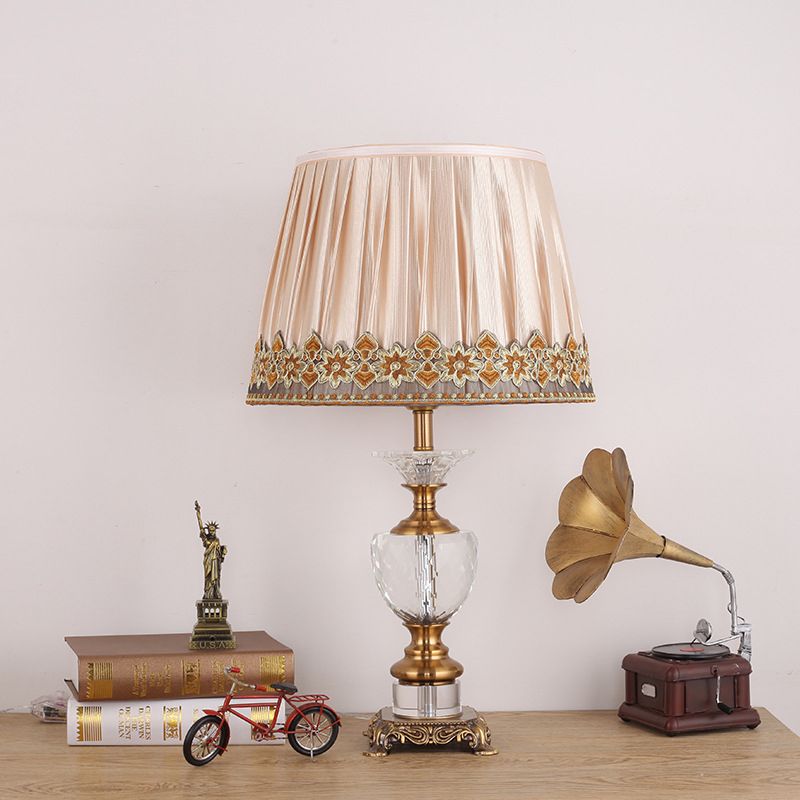 Lampada da scrivania moderna con paralume in tessuto Lampada da tavolo moderna in oro a 1 lampadina con base metallica scolpita
