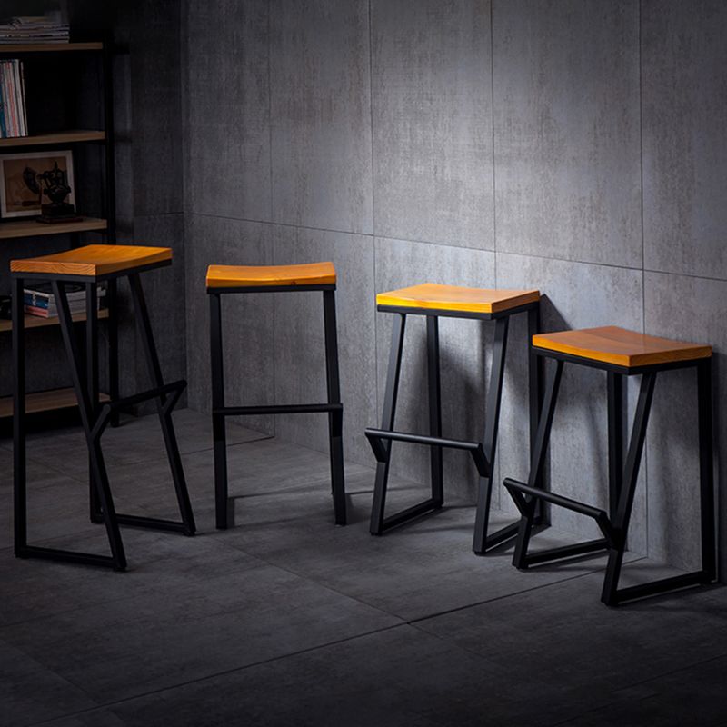 Sgabelli da bar in stile industriale e sgabelli da banco di sedile quadrate in legno massiccio