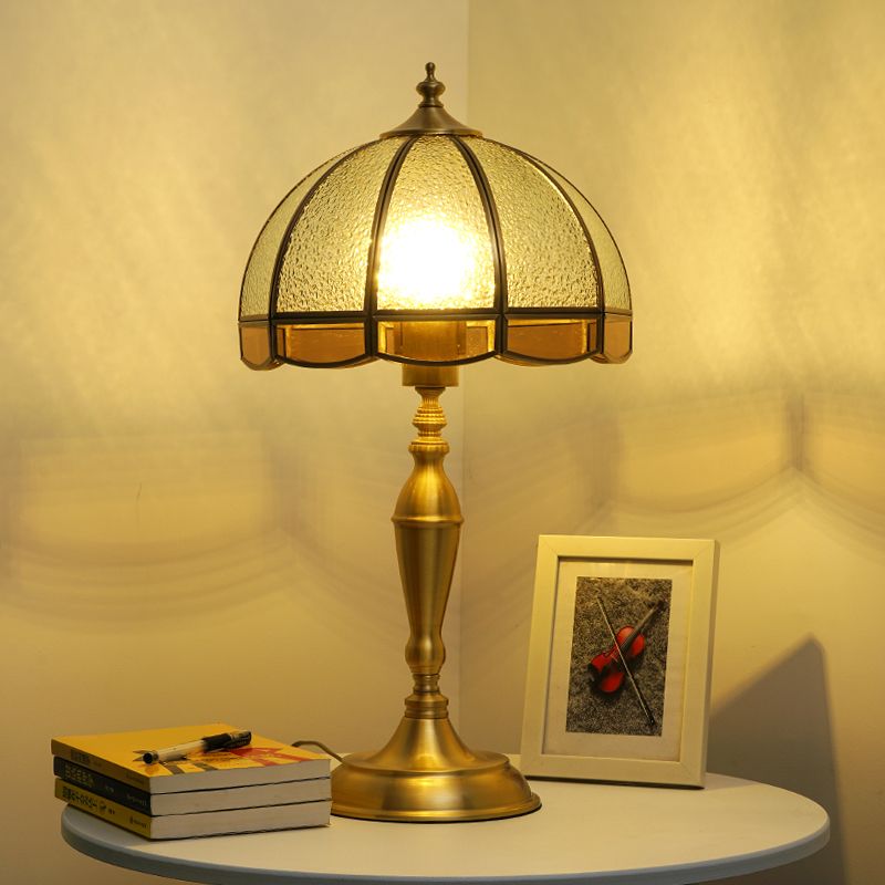 Lampada da notte in vetro ad acqua a forma di cupola Lampada da tavolo tradizionale per camera da letto a 1 lampadina con finiture smerlate in ottone