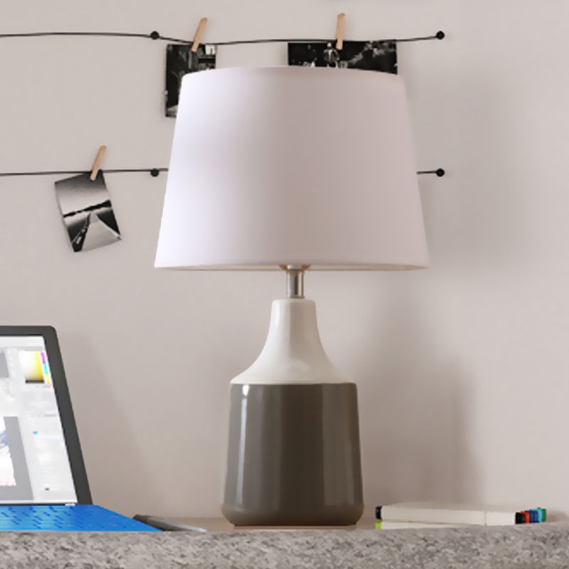 Moderne taps toelopende trommeltafel Licht Keramische nachtverlichting 1-lichtsbed in bruin/wit en grijs met stofschaduw