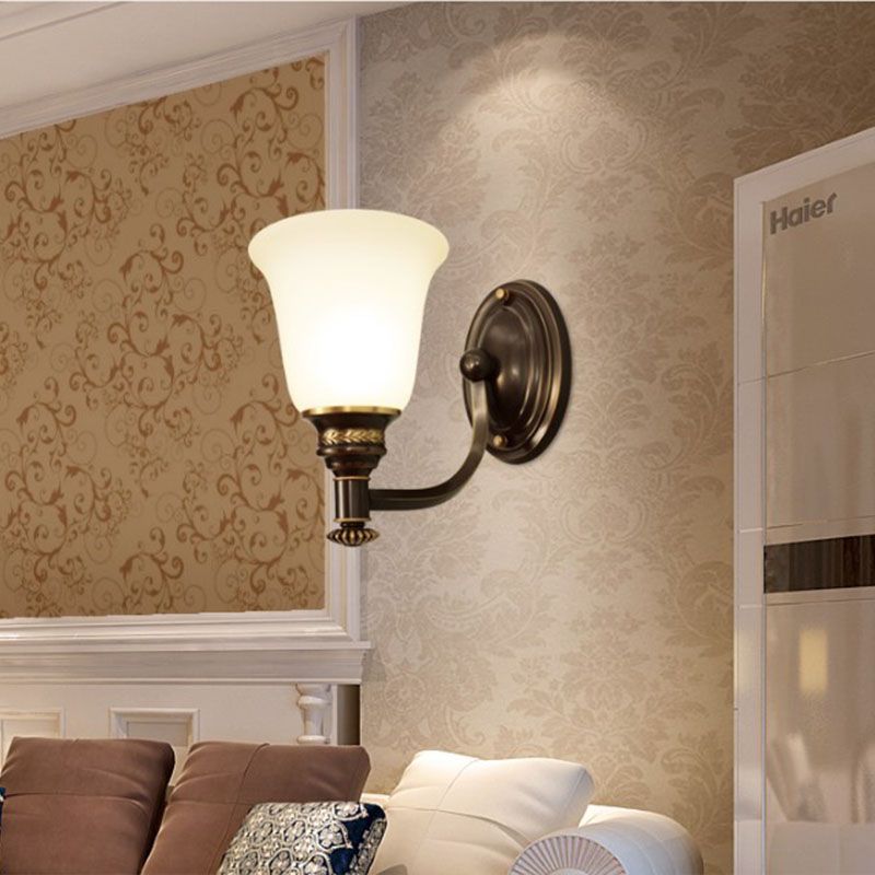 Luminaire éclairage éclaboussé rétro 1/2 Light White en verre mural en verre montré avec un bras incurvé en métal en or noir