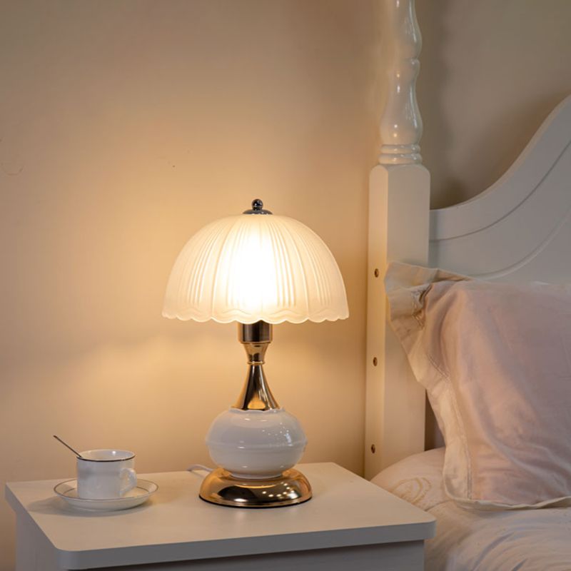 Minimalistische Kuppel Schattentischlampe Gefriertes weißes Glas 1 Kopf Wohnzimmer Nachtlicht