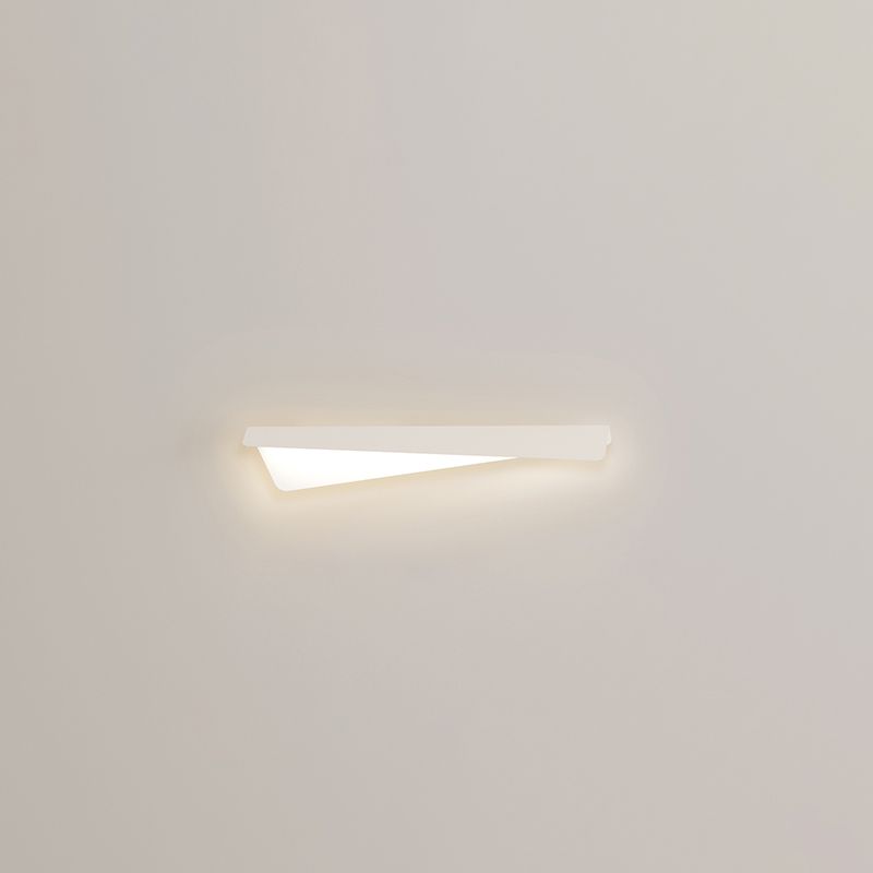Linear Shape Metal Wall Light Modern Style Single Light Wall Sconce Light in White