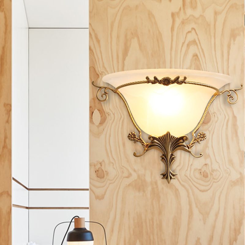 Trumpet Flare Sconce Light Traditional Milk Verre 1 Brass Brass 
 Lampe murale avec décoration de vigne