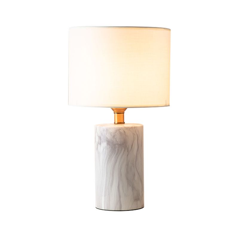 1 Kopf schattierte Aufgabenbeleuchtung Modernismus Stoff kleine Schreibtischlampe in Weiß mit Marmorbasis