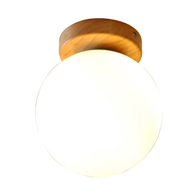 Mini plafoniera in legno massello con paralume sferico in vetro bianco latte. Lampada da semi-incasso per corridoio