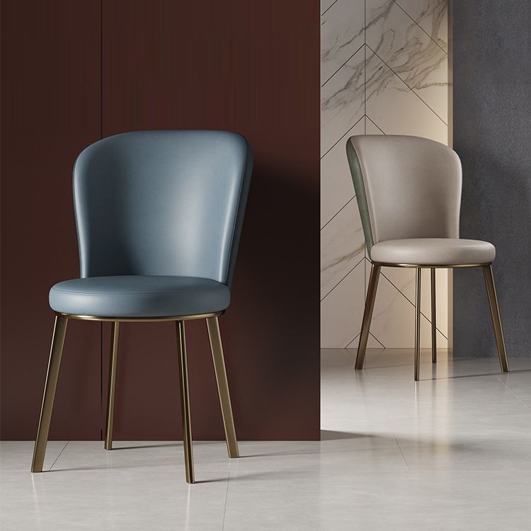 El lado contemporáneo del comedor preside la silla curvada de cuero mate de Parsons