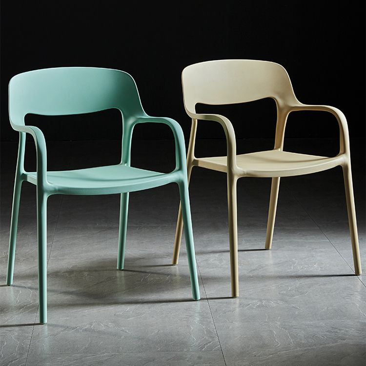 Sillón de estilo moderno con respaldo abierto y patas de plástico para cocina