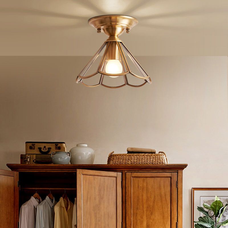 Ein-Bulb-Flush-Montierung von Minimalismus mit überbrochenem Metall-Halbflush-Halterung in Messing