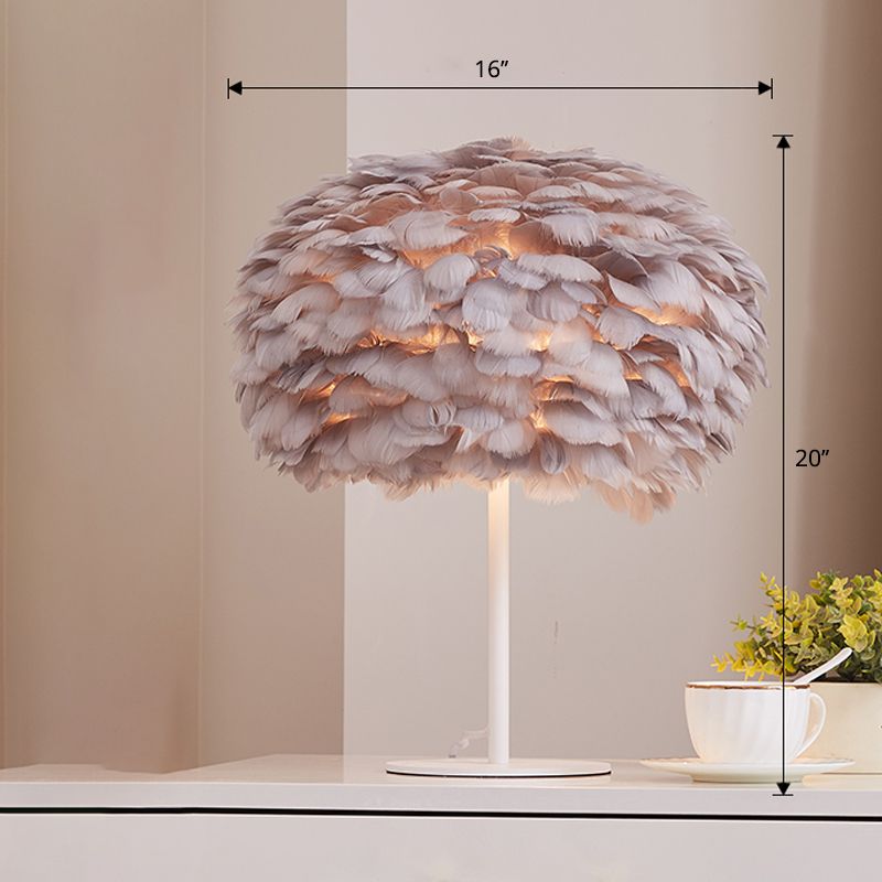 Lampada da tavolo con accento per soggiorno, lampada da comodino sferica in stile nordico con piume leggere a 1 testa