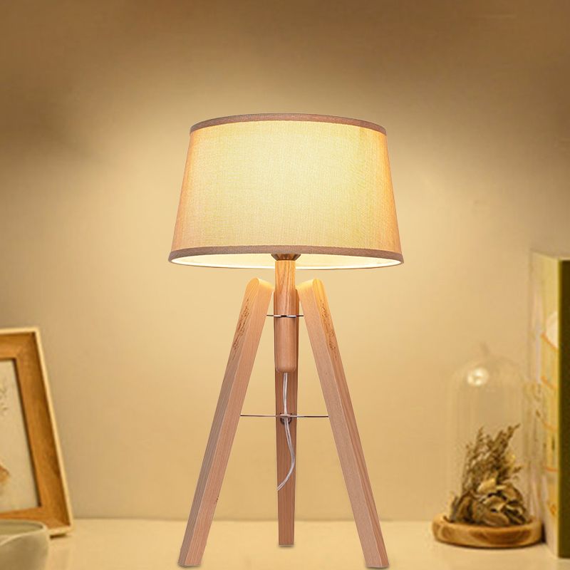 Lampada da comodino modernista a 1 lampadina con luce da scrivania affusolata in tessuto in marrone/beige con treppiede in legno
