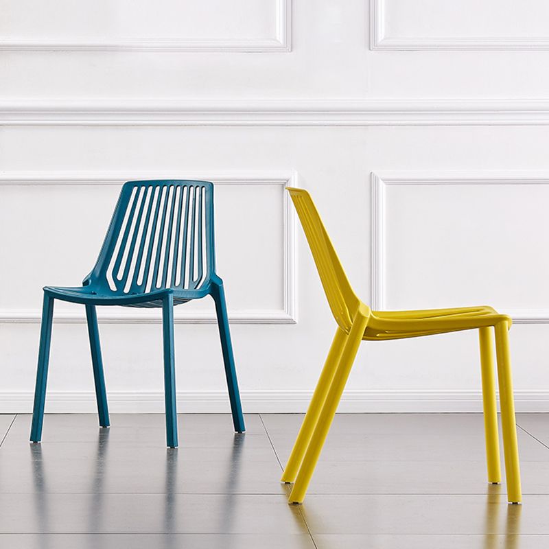 Chaise latérale en plastique contemporaine de restaurant finition mate chaise de salle à manger arrière à lattes