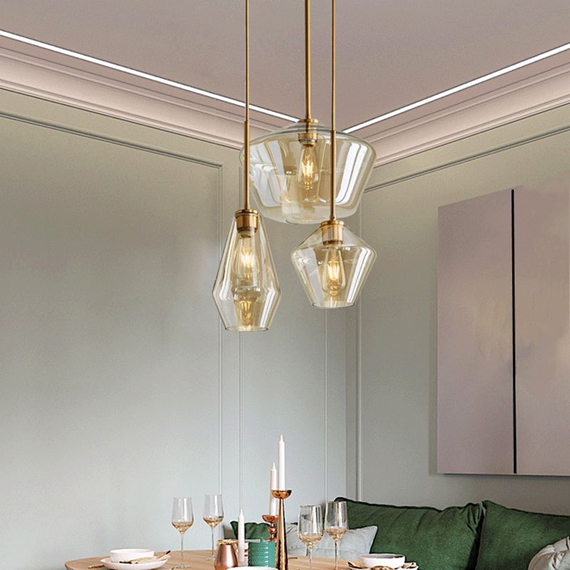 Un bicchiere di vetro leggero sospeso con la testa per la sala da pranzo