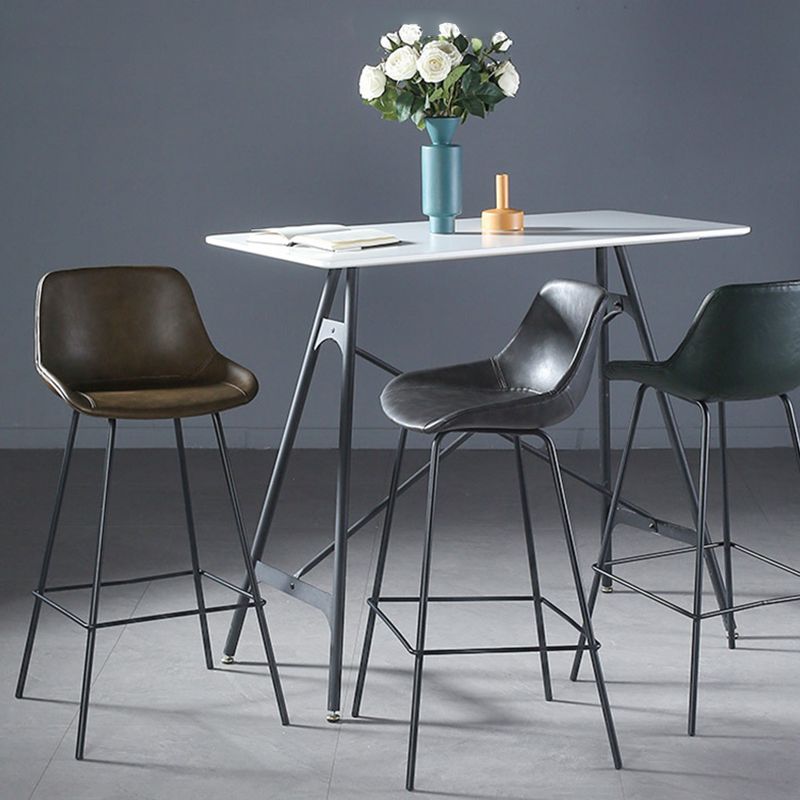 Taburete de bar moderno para interior, de cuero, sin brazos, con reposapiés, base metálica