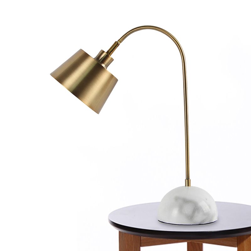 Gold Tapered Shade Tischlampe Moderner Stil 1-Kopf-Metallic Stehpreis mit Marmorbasis