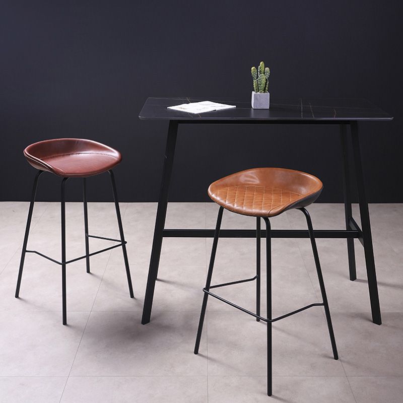Barhocker aus Metall im Vintage-Stil mit niedriger Rückenlehne und Riemenpedal, 30-Zoll-Barhocker