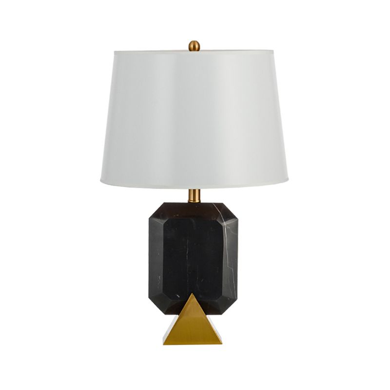 Lussuosa lampada da tavolo in pietra affusolata con 1 testa, illuminazione notturna in tessuto in nero per soggiorno