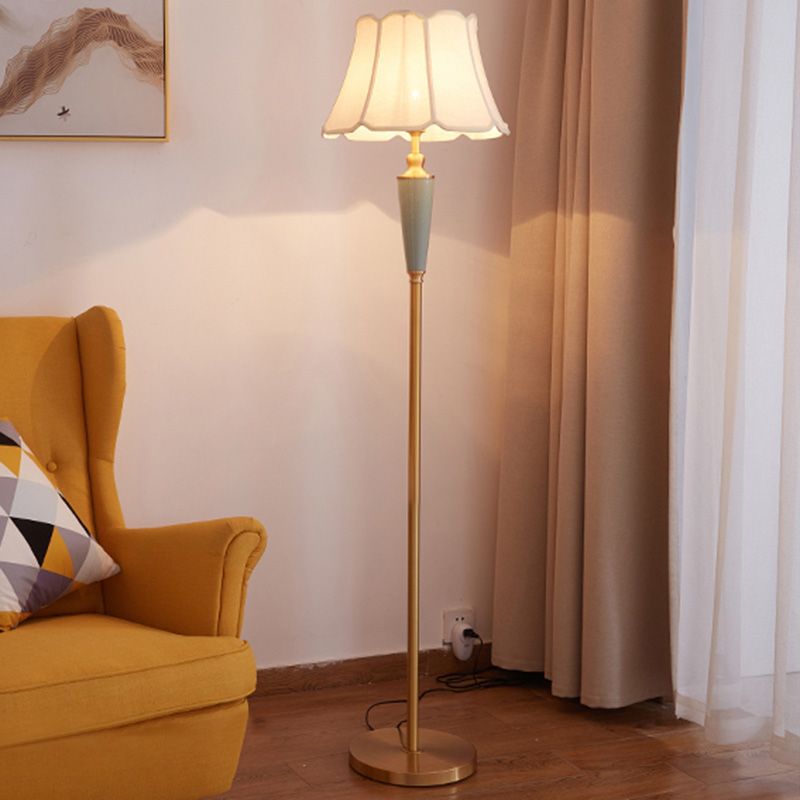 1 kop opstaan ​​lamp Classic taps toelopende schaduwstof vloerverlichting in goud voor woonkamer