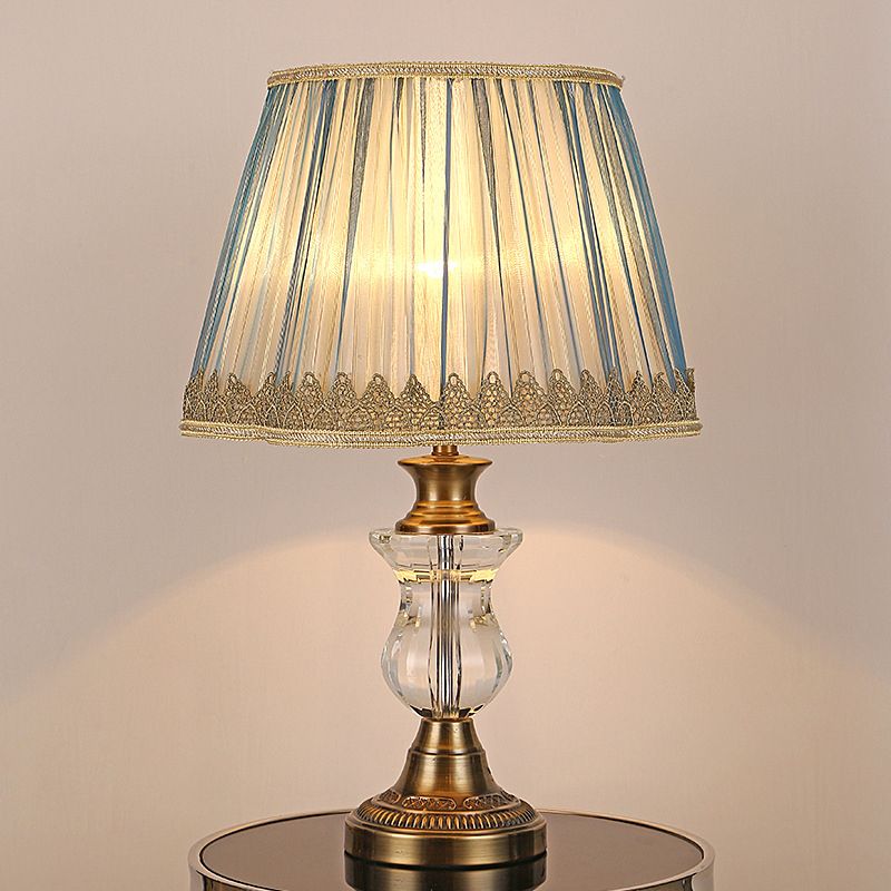 Ausgeflügelter Stofftisch Lampe moderne 1 Kopf Goldtischlicht mit geformter metallischer Basis