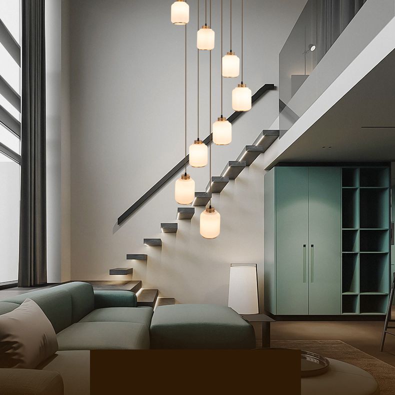 Weiße Glaszylindrische multi-Licht-Anhänger zeitgenössische Messingdecke für Treppen