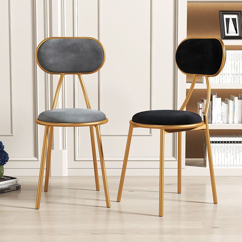 Silla lateral tapizada de diseño nórdico con respaldo abierto