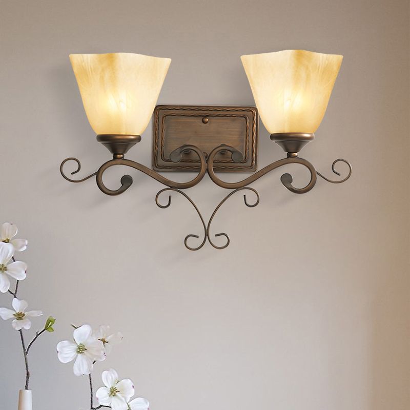 Lampada da parete a forma di vetro beige rustico a 2 teste lampada da parete camera da letto in marrone