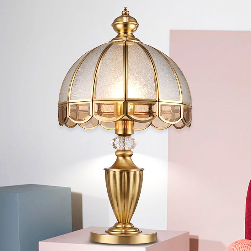 1 Testa glassata di vetro notturno Colonialismo oro Dome Ode Lampada da tavolo in metallo camera da letto con accento di cristallo chiaro