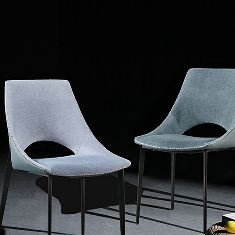 Silla lateral de cuero contemporánea para restaurante, silla de comedor con respaldo abierto y patas negras