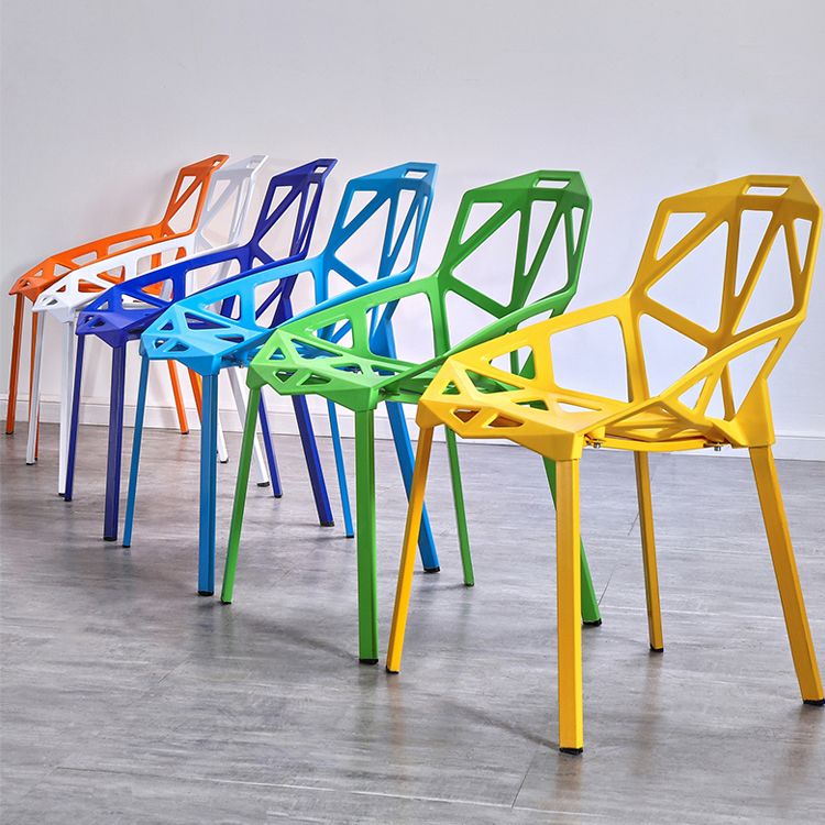 Chaise de salle à manger sans bras en plastique contemporain chaise latéral croisée pour usage à domicile
