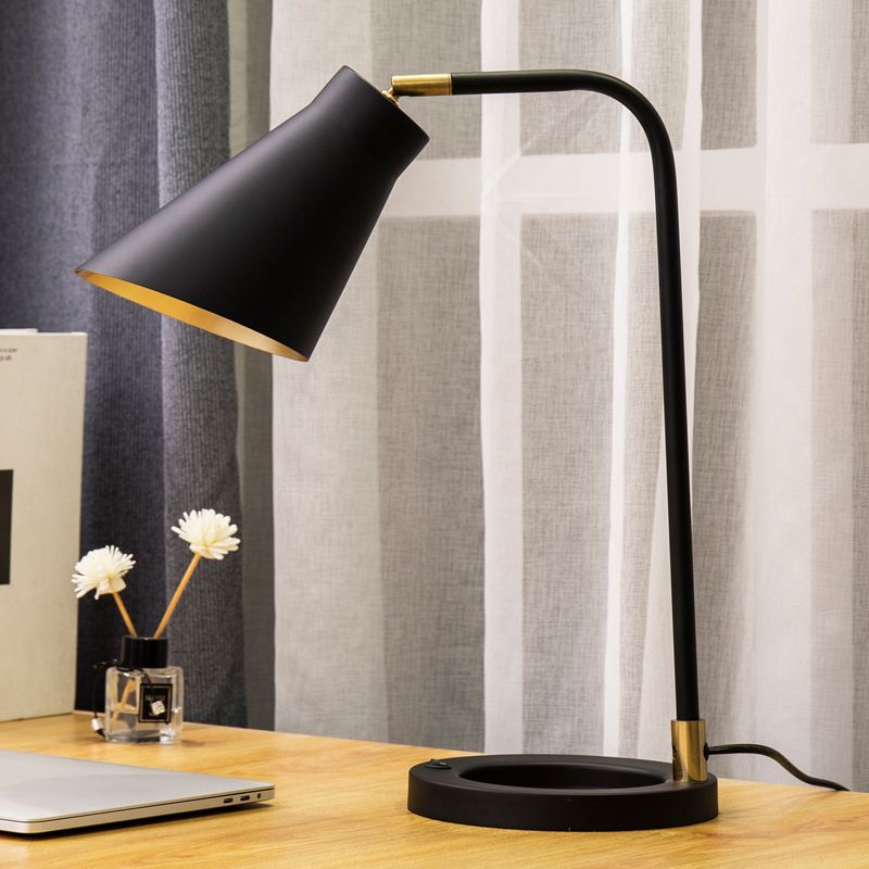 Lampada da scrivania moderna Funzione illuminazione da tavolo metallico per il salotto della camera da letto dello studio